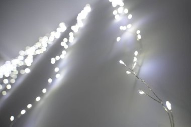 Siyah bir masada yılbaşı ışıkları