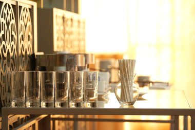 Modern bir otel odası.