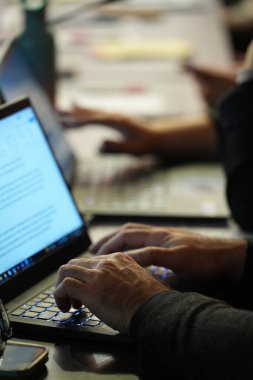 Ofisteki bilgisayarı kullanan adamı kapat.