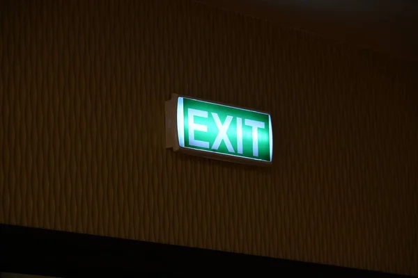 Bir ok ile çıkış işareti