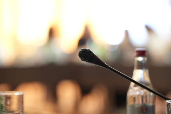 konferans odasında, konferansta ya da seminer odasında mikrofon.