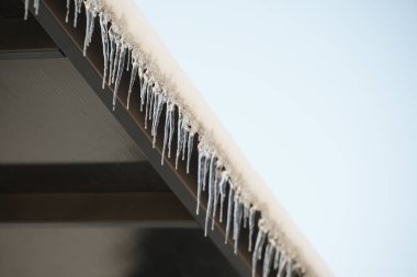 Duvarda asılı buz sarkıtları