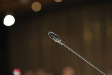 Sahnede arka planı bulanık mikrofon var..