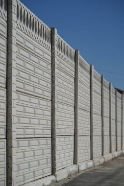 Sokakta beton çitler