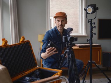 Yapım öncesi ekipman hazırlama safhasında kamera lenslerini inceleyen kameraman