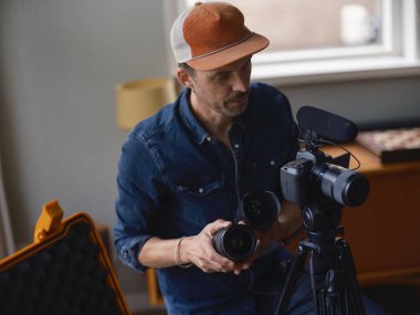 Görüntü yönetmeni, kamera lenslerini teknik özelliklere dikkat ederek inceliyor