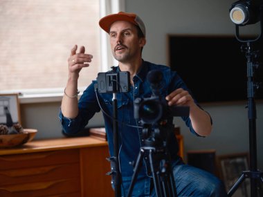 Görüntü yönetmeni olarak görüntü yönetmeliği kavramlarını ve kamera ekipmanlarını açıklarken