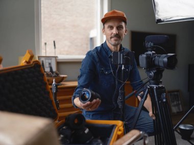 Profesyonel görsel-işitsel içerik üretimi için mikrofonlu film yapımcısı.