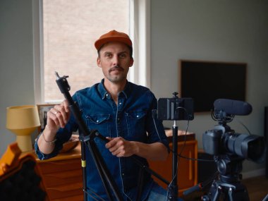 Pürüzsüz mobil video üretimi için profesyonel titreşim dengeleyicisini ayarlayan ellerin yakın plan çekimi