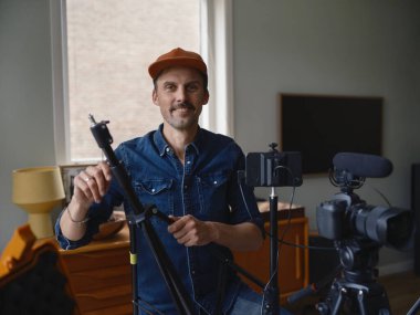 Videograf en uygun video stabilizasyon performansı için titreşim mekanizmasında hassas ayarlamalar yapıyor