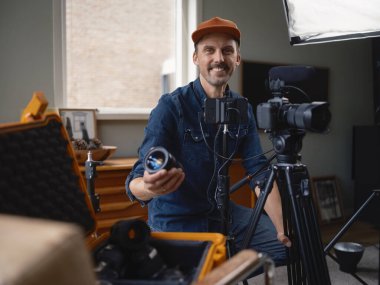 Podcast ya da röportaj kaydı sırasında profesyonel mikrofonun yanında video kaydediyor