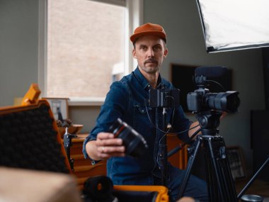 Etkin çekim oturumunda gösterge ışığını kaydetmeye odaklı kameraman