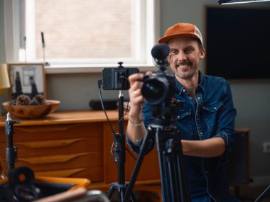 Etkin kayıt sırasında, gösterge ışığının aydınlatıldığı kamerayı inceleyen kameraman