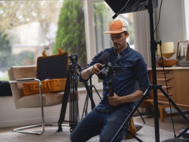 Özenli üretim iş akışı sırasında kaydırıcı üzerine odaklanmış kameraman ince ayar pozisyonu