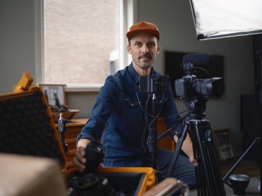 Senkronize video ve ses kaydı için mikrofonun yanına kamera yerleştirme