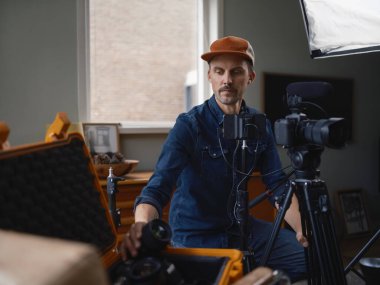 El kumandalı akıllı telefon mobil video üretimi için hazır.