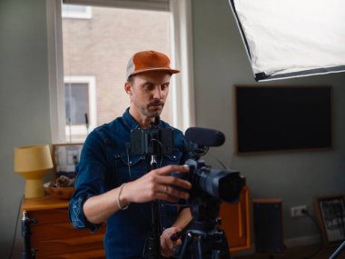 Dengeleme tekniğinin aktif film gösterimi sırasında akıllı telefonu kavramak.