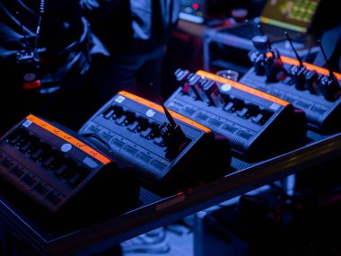 Koyu ayarlı turuncu LED göstergeli telsiz için profesyonel çoklu körfez şarj istasyonu