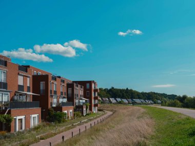 Çağdaş tuğlalı daireler, yaya yolu ile vatandaşlık verilmiş hendek manzarası.