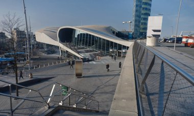 Arnhem 'de cam cepheli ve yaya plazalı çağdaş eğri tren istasyonu binası (bu görüntü anamorfik lenslerle yapılmıştır)