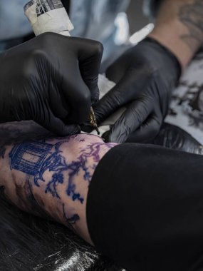 Japon pagoda yapısı üzerine detaylı çizgi çalışması mavi ve mor tonlarda geleneksel mimari elementleri gösteriyor.