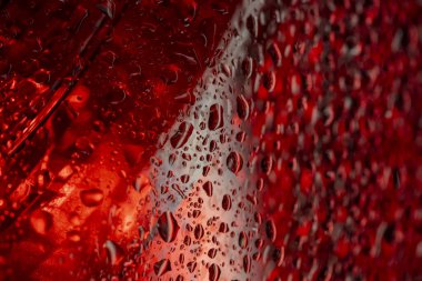 Camdaki soyut su damlası deseni, parlak tonlardan koyu tonlara geçiş yapan kırmızı eğimli ışık deseni.