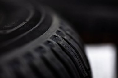 Siyah kıvrımlı lastik otomotiv hortumunun makro fotoğrafı, esnek tırtıklı doku ve inşaat detaylarını gösteriyor.