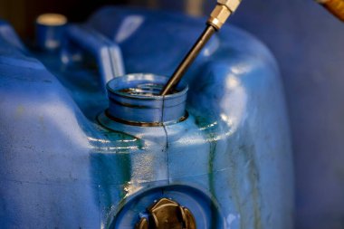 Pirinç montajlı ve esnek hortum eklentisiyle mavi boyalı endüstriyel gaz tüpü bağlantı noktası