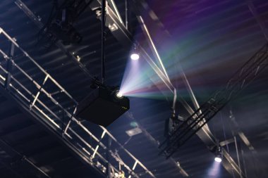 Renkli kiriş efektlerini mekan kirişi üzerinden yansıtan profesyonel baş sabitleme