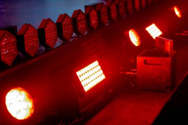 Altıgen LED par lambaları satırı ilave armatürlerle birlikte kırmızıyı aydınlattı