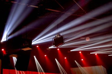 Birden fazla hareket eden baş sabitleyiciler konser salonunda dramatik ışın desenleri oluşturuyorlar.