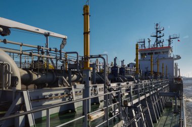 Gemi güvertesindeki borulardan ve hidrolik sistemlerden oluşan karmaşık bir ağ.