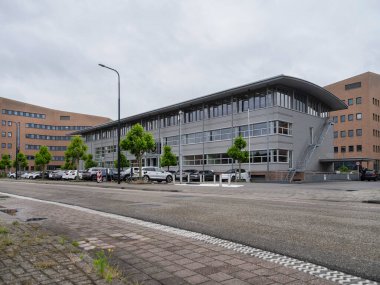 Çağdaş ofis kompleksi modern mimari ile metal paneller ve kentsel iş parkı ortamında geniş cilalama