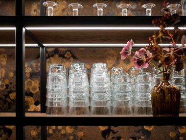 Kaburgalı bardaklar, yukarısında şarap bardakları ve çiçekli kehribar vazosu, konukseverlik içeceği.