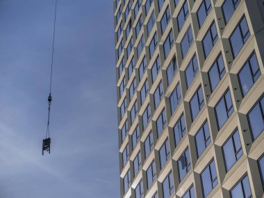 İnşaat alanında vinç kaldırma yükü, ağır ekipman operasyon görüntüsü