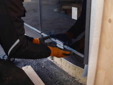 Ön panel kurulum çalışmalarının ayrıntıları, alüminyum parantez ile çalışan eller