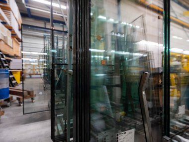 Çift katlı cam paneller düzgün dizilmiş ve düzenlenmiş fabrika ayarları pencere çerçevelerine monte için hazır