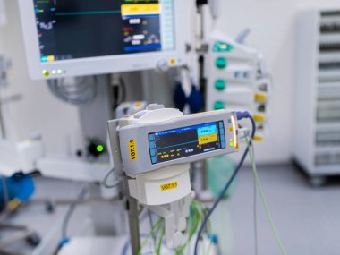 Hastane izleme cihazlarının yakın çekimleri hayati bulgular, rakamlar ve gerçek zamanlı hasta sağlığı takibi gösteriyor.