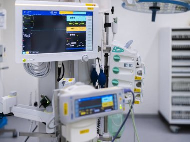 Tıbbi prosedürler ve acil cerrahi müdahaleler için açık bir aydınlatma sağlayan cerrahi lambanın yakın çekimi