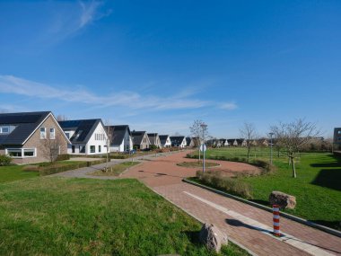 Hollanda 'nın güneş panelleri ve kırmızı tuğlalı altyapı altyapısı ile konut gelişiminin geniş panoramik görüntüsü