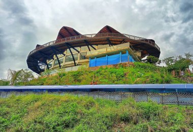 Tepenin tepesindeki restoran Drini Park Wonosari Yogyakarta 'daki tepenin altından çekilmiş.