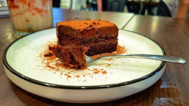 Tatlı olarak çikolatalı pasta. 