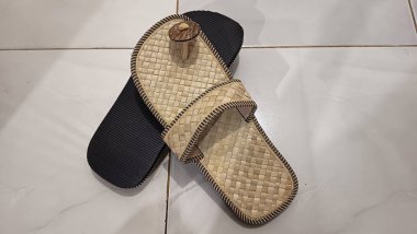 Minimalist dizaynlı doğal liflerden yapılmış el yapımı sandaletler. Geleneksel çevre dostu ayakkabı kumaşlı saman dokuma, nötr bej renkler ve basit estetik.