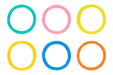 Şeffaf arkaplana çizilmiş renkli tebeşir çemberleri, pastel boya kalemleri yuvarlak çerçeveler, yaratıcı dekorasyon veya çocuk sanatı için grunge desenli tasarım unsurları.
