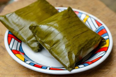 İki ambalajlı tamale, geleneksel bir yemek ya da atıştırmalık olarak sevilmeye hazır, mutfak projeleri için mükemmel..