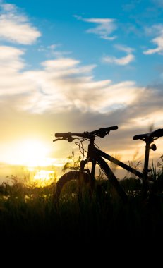 Siluet dağ bisikleti günbatımı 