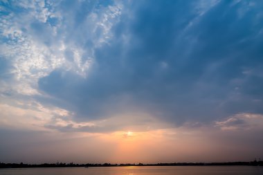 Günbatımı ve dramatik bulutlar arka plan