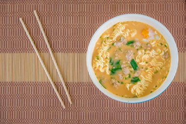 Tay tarzı noodle yemek çubuğu top ahşap masa görünümü ile