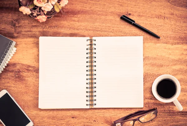 ahşap masa üstü görünümünde boş defter vintage renk ekleme