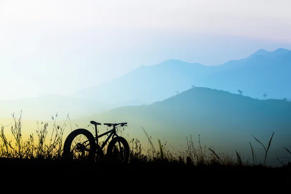 Belo céu por do sol e silhueta de bicicleta de montanha, silhueta bicicleta gorda — Fotografia de Stock